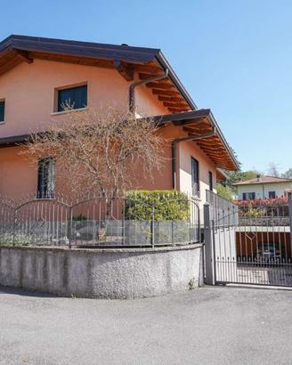 VILLA SINGOLA CON DUE APPARTAMENTI