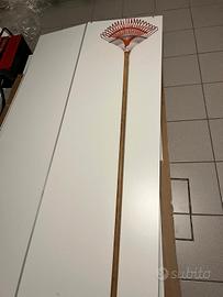 Rastrello Scopa Regolabile con manico lungo