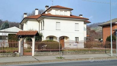 Villa con giardino e autorimessa a Gattinara