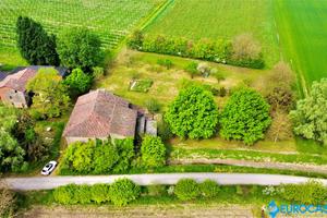 FABBRICO ESCLUSIVO CASALE CON 2 BIOLCHE DI TERRENO