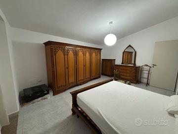 Camera da letto matrimoniale completa.