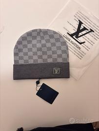 Berretto grigio a scacchi