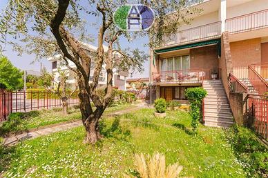 DOLO BIFAMILIARE CON GIARDINO DI 400 MQ