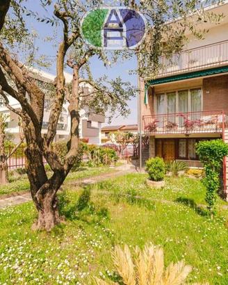 DOLO BIFAMILIARE CON GIARDINO DI 400 MQ