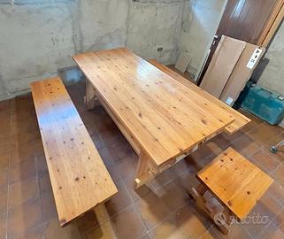 Tavolo da taverna con due panche e due sgabelli