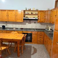 Cucina angolare in legno completa di elettrodomest