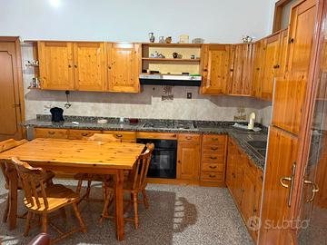 Cucina angolare in legno completa di elettrodomest