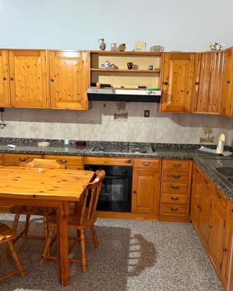 Cucina angolare in legno completa di elettrodomest