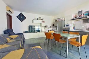 Ampio trilocale con giardino, in contesto moderno