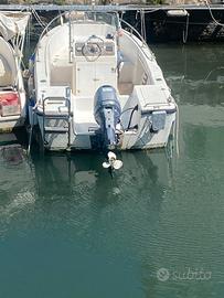 Barca all’ormeggio in circolo nautico.