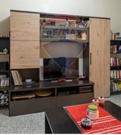 Parete attrezzata e tavolino