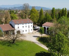 Oasi di Tranquillità: Parco, Fabbricati e Laghett