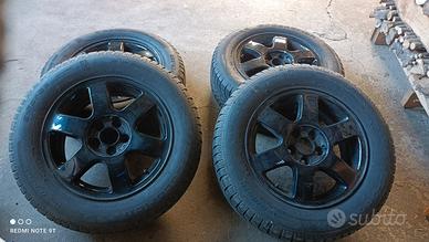 treno di gomme invernali con accessori vari