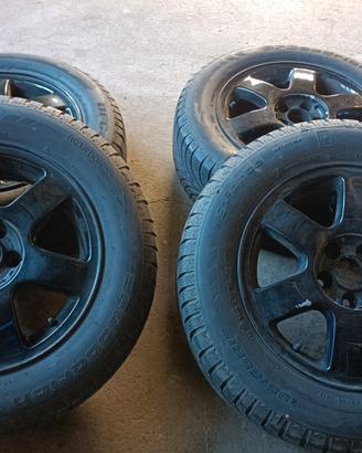 treno di gomme invernali con accessori vari