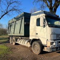 Camion scarrabile 3 assi volvo FH12