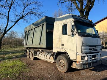 Camion scarrabile 3 assi volvo FH12