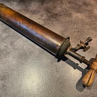 pompa antica in ottone