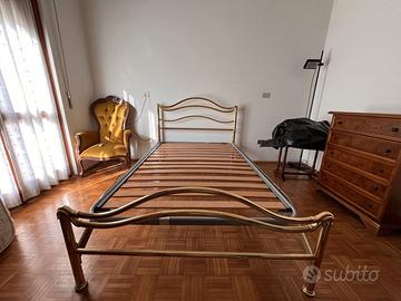 Letto in ottone con rete a doghe in legno
