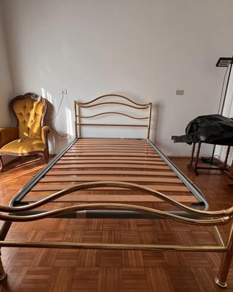 Letto in ottone con rete a doghe in legno