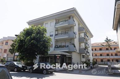 TRILOCALE A REDDITO A SOLI 350 METRI DAL MARE