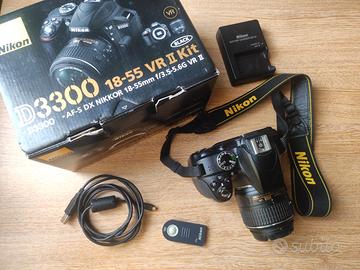 Nikon D3300 + 18-55 VR II, con accessori