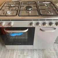 Cucina a gas con forno elettrico