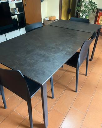 TAVOLO ALLUNGABILE CON 4 SEDIE