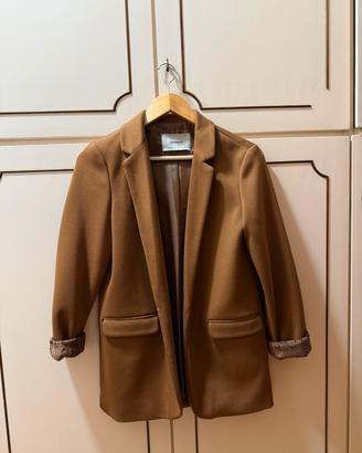 Blazer color cammello del marchio Stradivarius