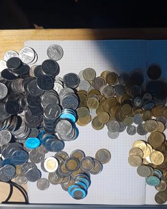 625 monete italiane in lire e straniere.