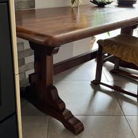 Tavolo in legno massiccio con sedie