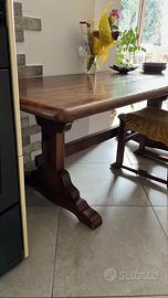 Tavolo in legno massiccio con sedie