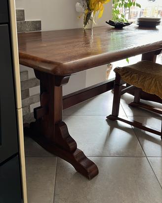 Tavolo in legno massiccio con sedie