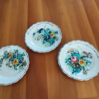 tris di piatti con motivi floreali 