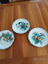 tris di piatti con motivi floreali 