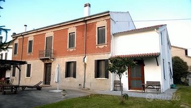 CASA ACCOSTATA, patronale di testa piano terra e