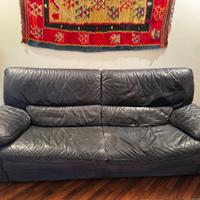 Divano 2 posti e divano 3 posti in pelle blu.