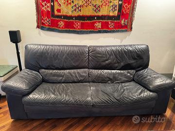 Divano 2 posti e divano 3 posti in pelle blu.