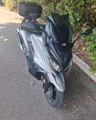 Maxi scooter Kymko AK 550