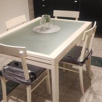Tavolo allungabile con sedie 