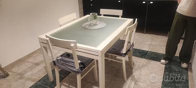 Tavolo allungabile con sedie 