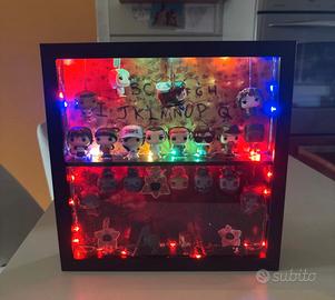 Espositore Strangere things ( leggere descrizione)
