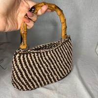 Borsa a mano marrone e beige manico bambù uncinett