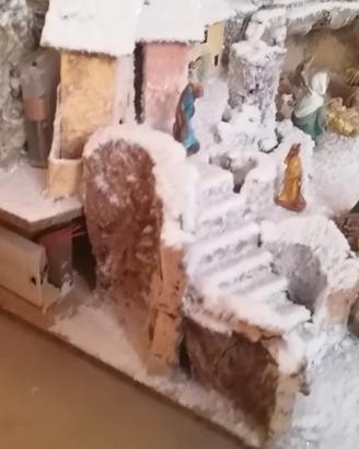 presepe natalizio innevato con paesaggio illuminat