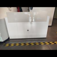 Cassa reception e postazioni specchio