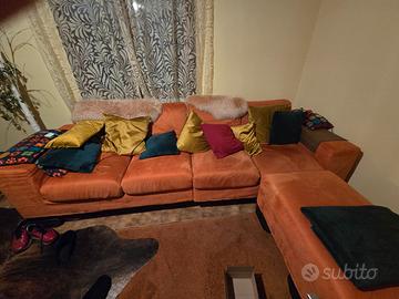 Divano arancio con pouf