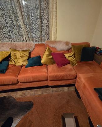 Divano arancio con pouf