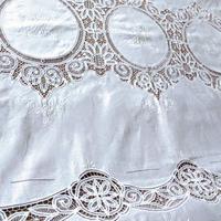 Copriletto in puro lino e pizzo Rinascimento