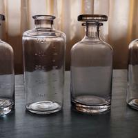 Collezione bottiglie laboratorio di chimica