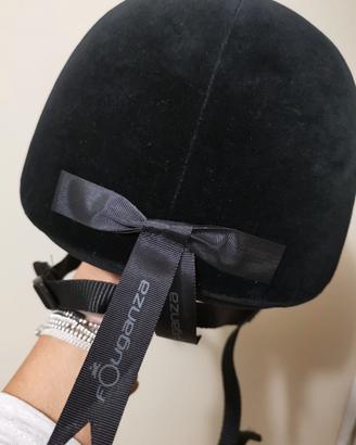 casco equitazione, paraschiena, guanti, frustino 