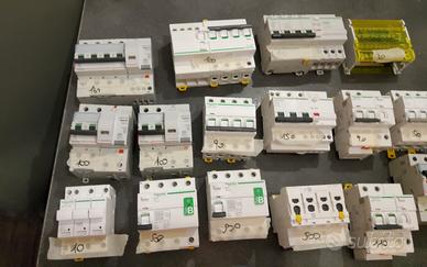 24 mix Interruttori magnetotermici pari al nuovo